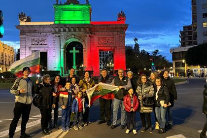 Осветяване с цветовете на българското знаме на емблематичния за град Валенсия монумент – Puerta del Mar по случай 3 март
